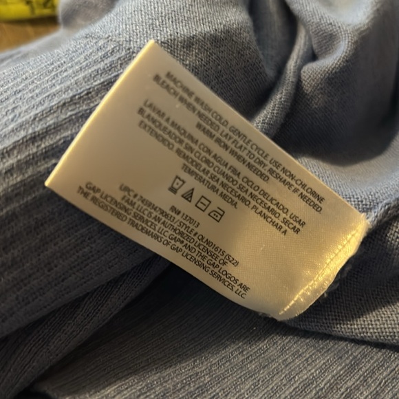 GAP English Manor V-Neck Knit - Picture 16 of 16